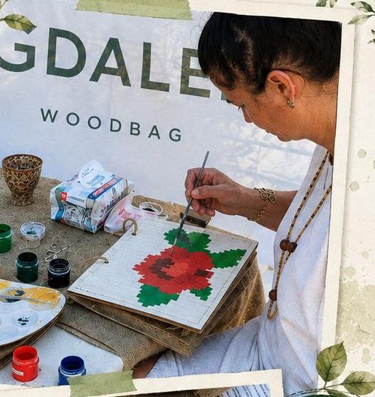 Lucru manual la personalizarea unui Woodbag în atelier